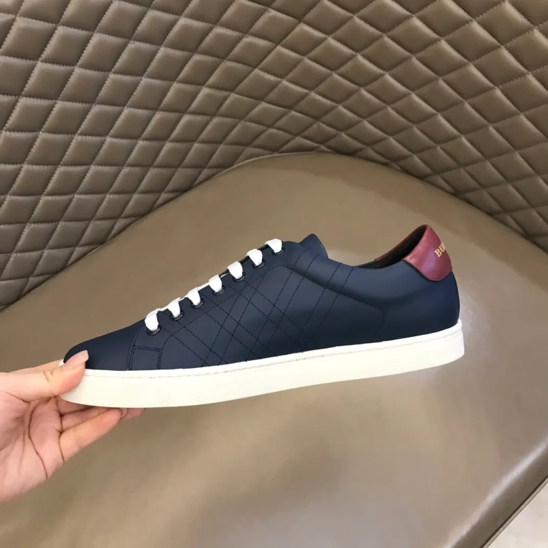 ¥380 B’s men’s classic low-top sneakers are reinterpreted in Vintage plaid cotton and cowhide materials, decorated with a new brand logo. First-grain cowhide lining, embossed Burberry lettering logo on the heel, original outsole! 38-45